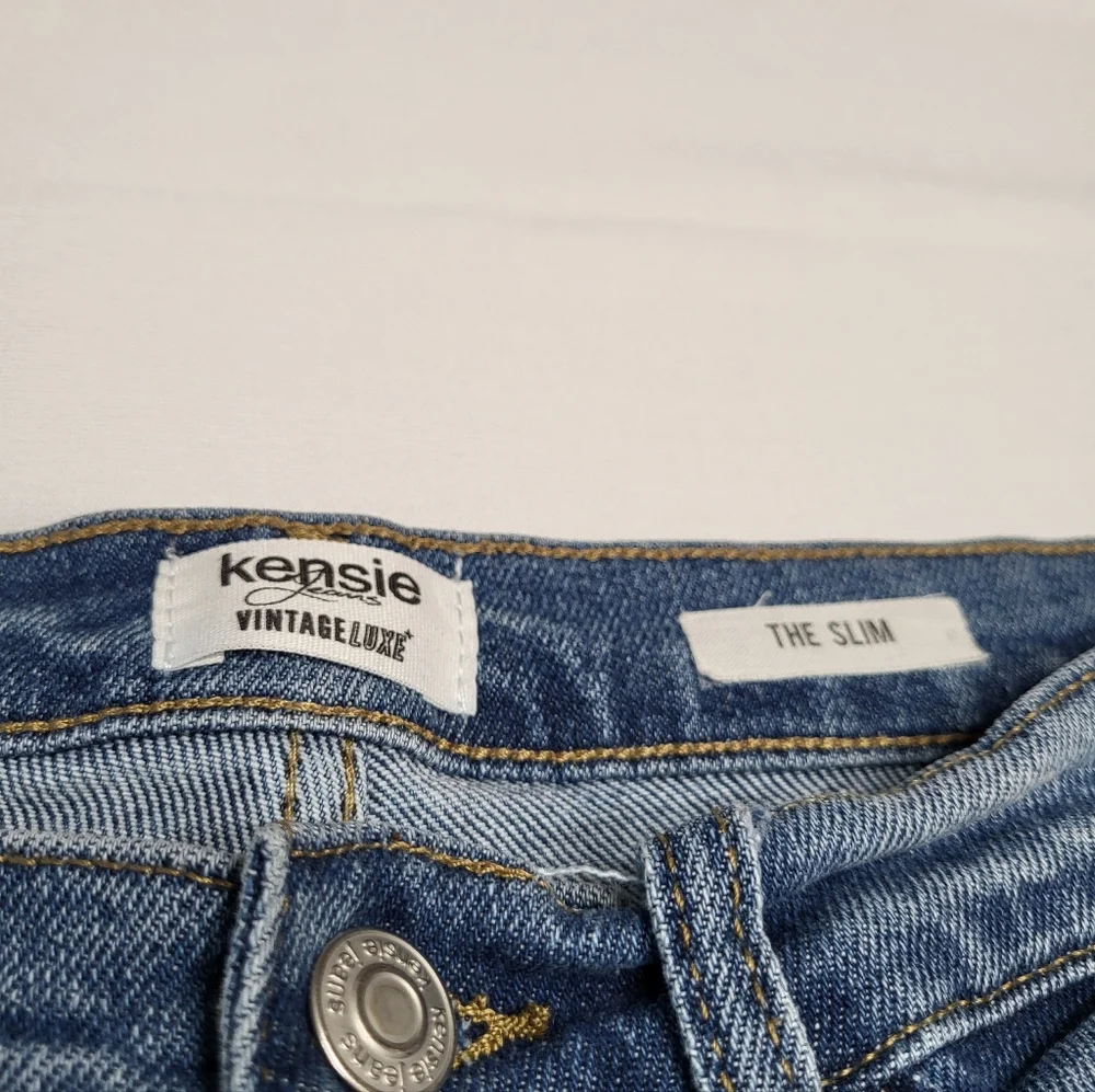 Kensie The Slim Raw Hem Distressed Women's Size 6 Medium Wash Blue Denim Jeans